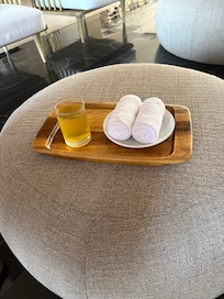 När vi checkade in fick vi kalla handdukar och ett kallt gott te