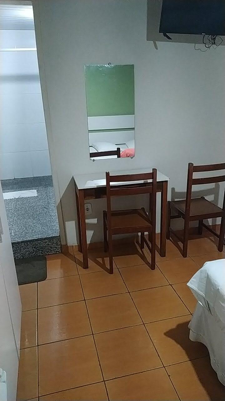 Mesa com cadeiras no quarto