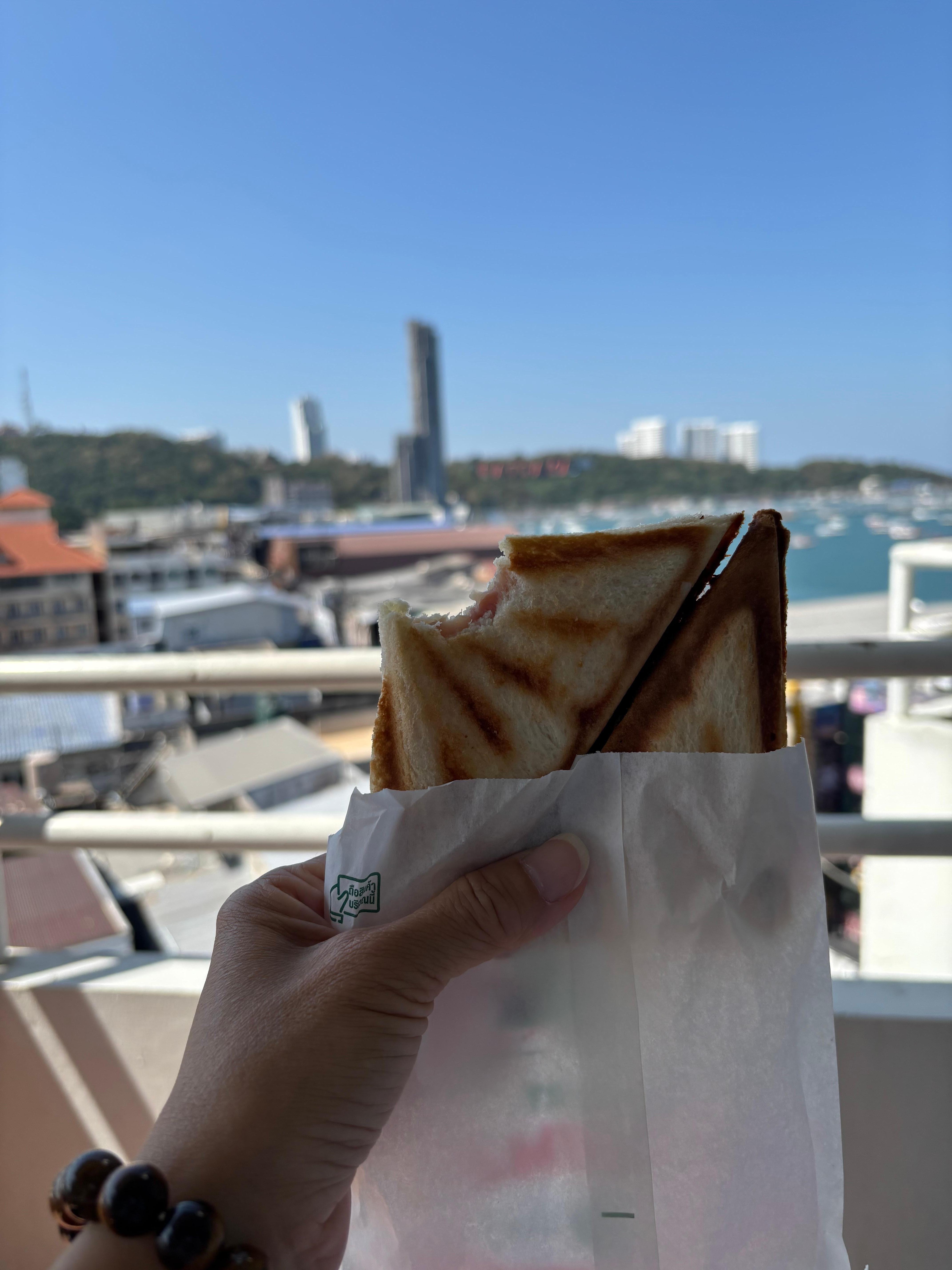 坐在海景陽台吃著7-11的熱壓吐司，真是一大享受🥳