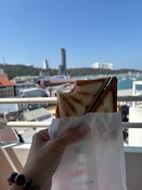 坐在海景陽台吃著7-11的熱壓吐司,真是一大享受🥳