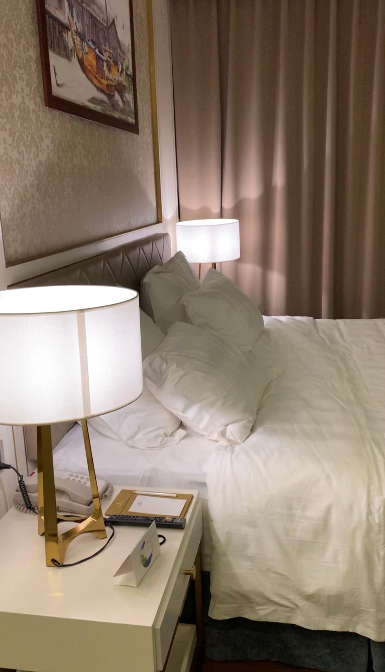 雙人床兩大兩小枕頭