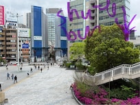 Ground Floor with the escalatie, if you see  restaurant Yoshinoya then turn right tillen you see anvending machine on the cormwr is f the building. There is a bus with open doors in the middle for the guests