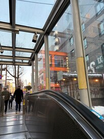 駅のエスカレーターのある出口からすぐ見えるホテル。冬も寒さを感じず、立地が抜群