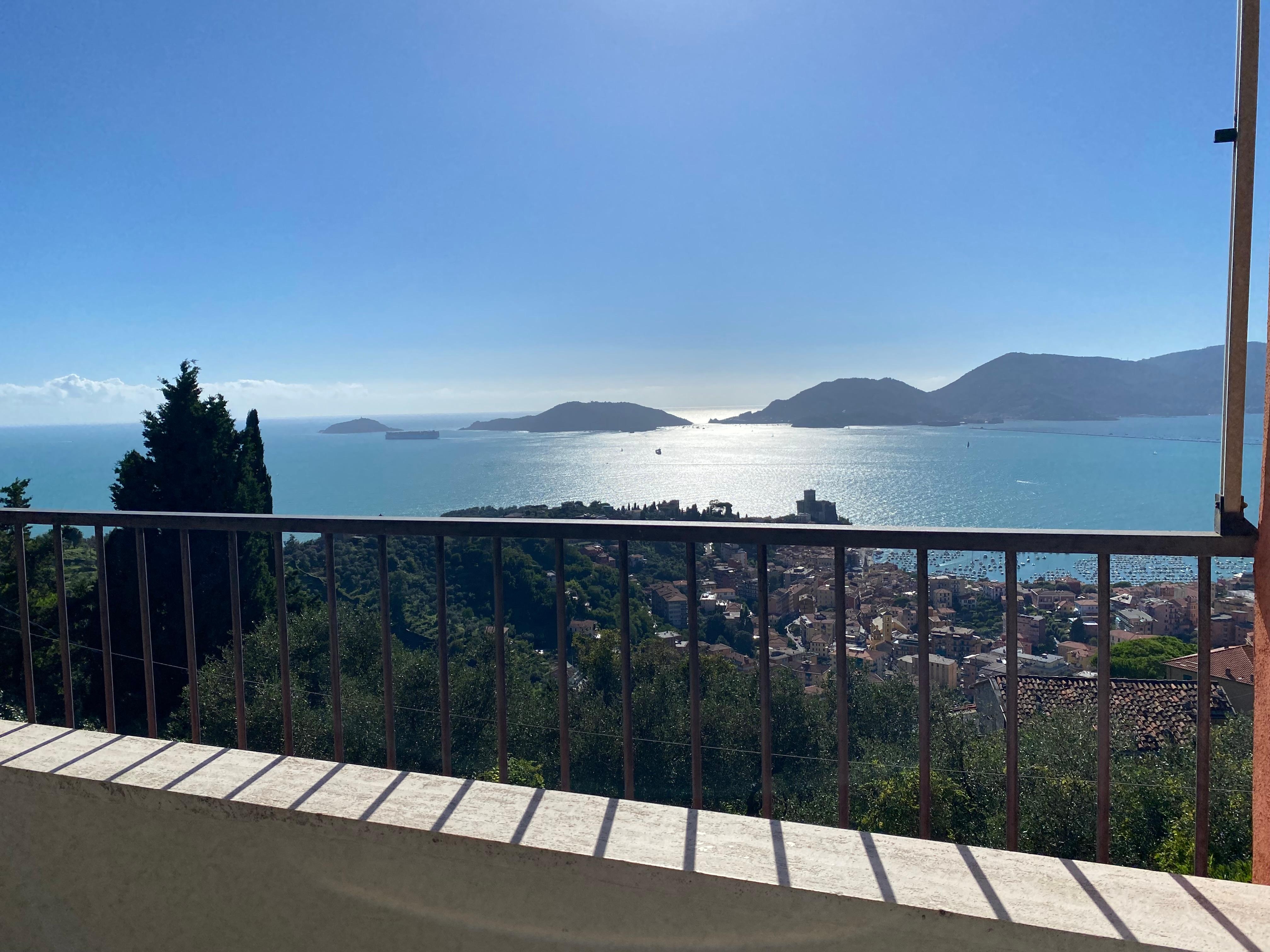 Terrassenblick um Abendlicht