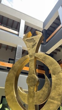 Hotel Madi central sculpture