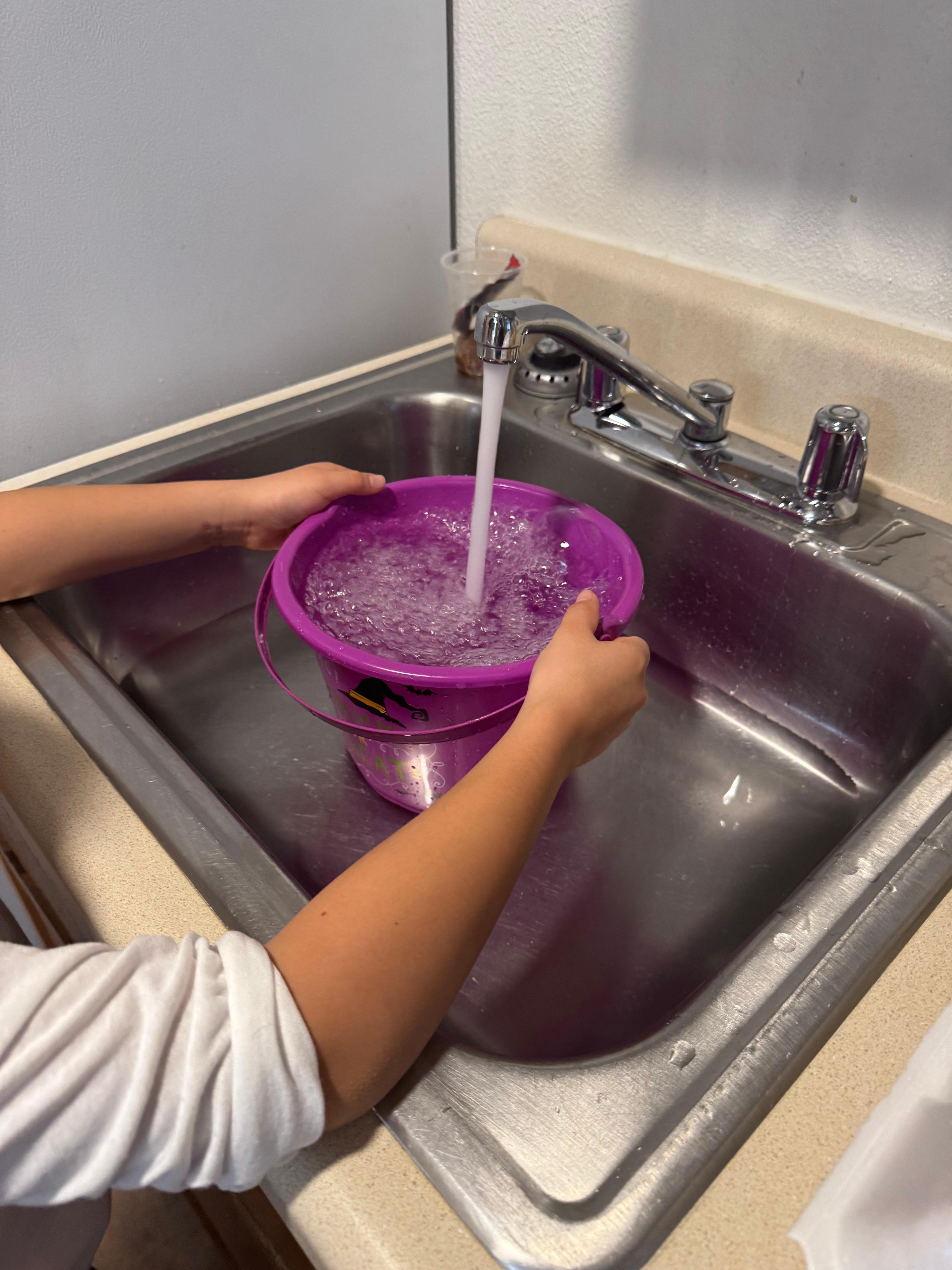 Tuvimos que llenar agua en la cocina y trasladarla al baño