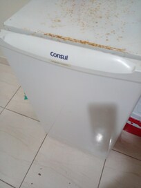 Frigobar velho e todo enferrujado