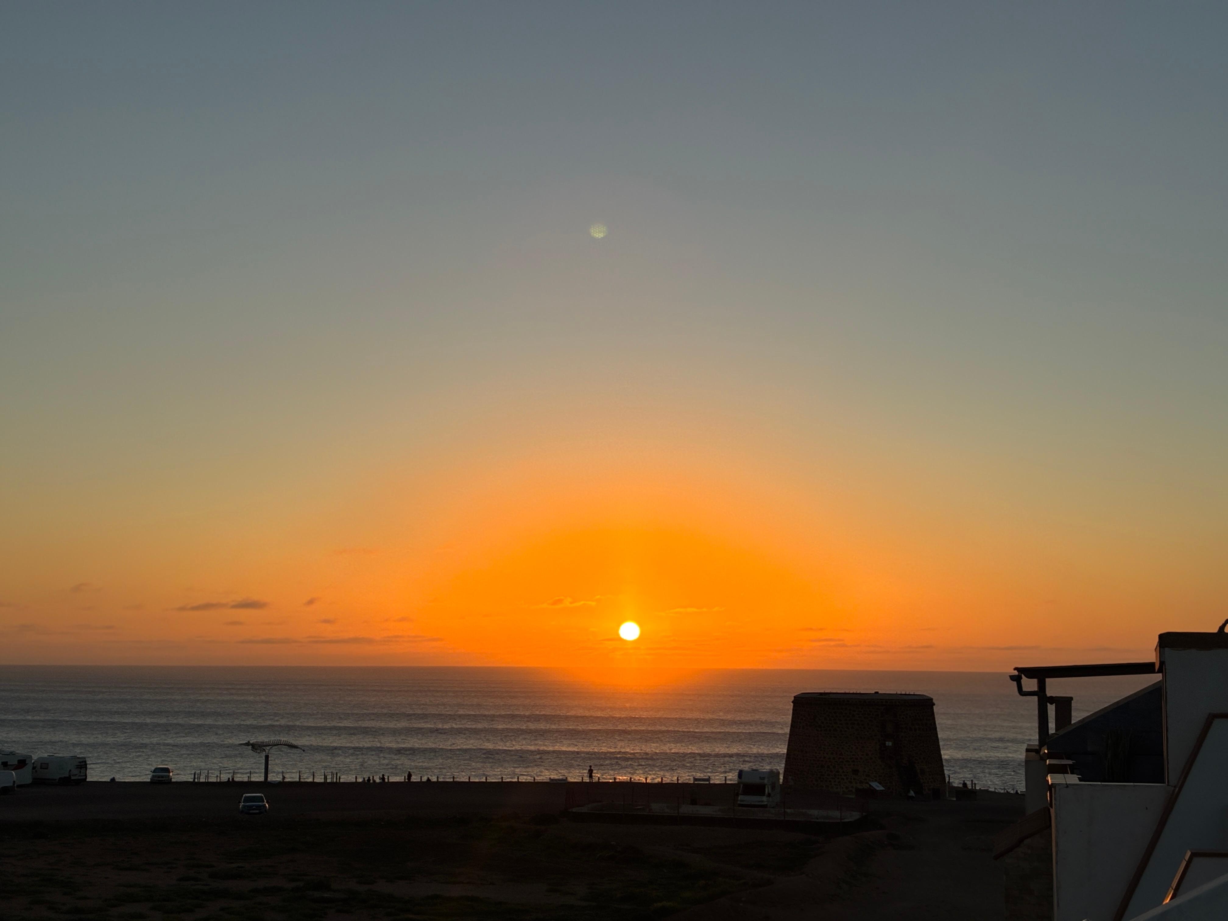 Jeden Tag der Sonnenuntergang von Terasse aus