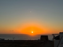 Jeden Tag der Sonnenuntergang von Terasse aus