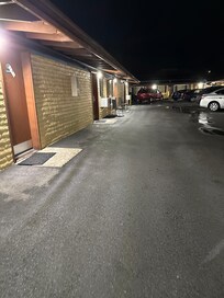 All these are rooms with a very narrow driveway. If you have a larger vehicle, be very careful.