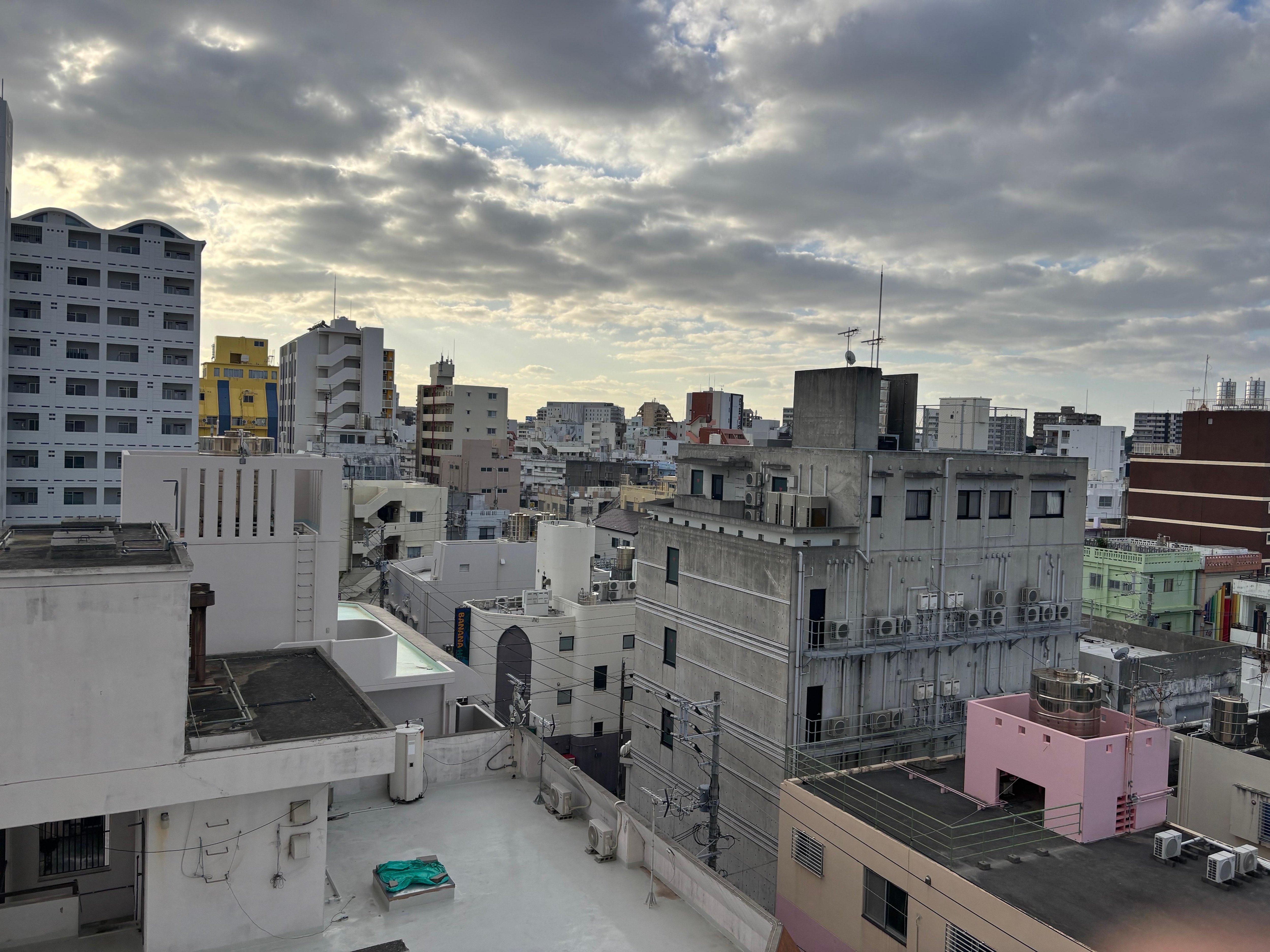 マンションの様な外廊下6階から撮影