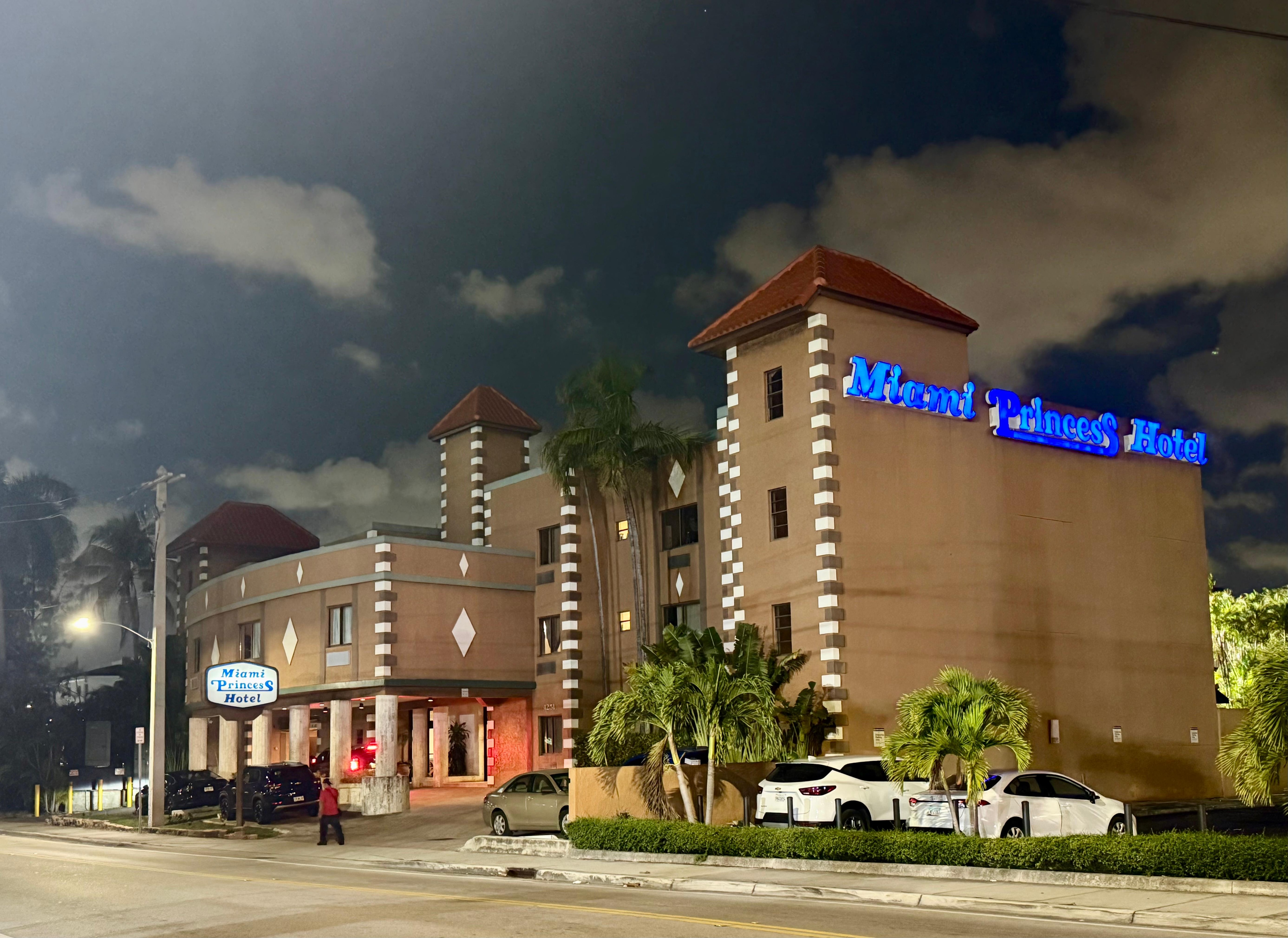 Außenansicht bei Nacht