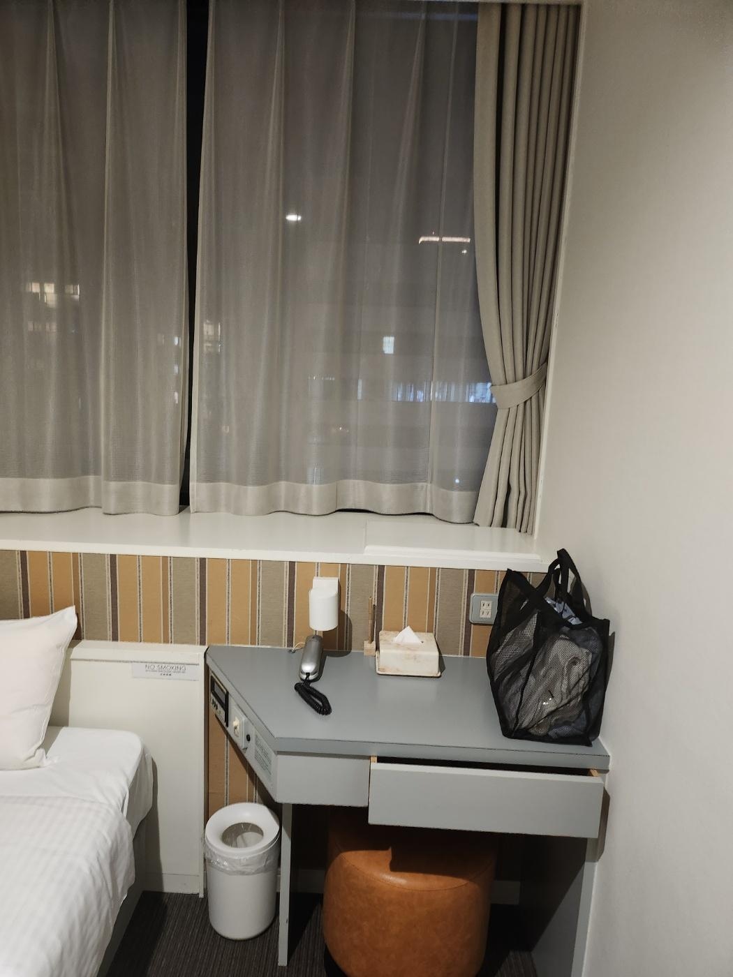 사이드에 열 수 있는 작은 창문있어요. 저기로 환기 가능할듯.