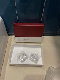 Amenity kit only contained two shower caps