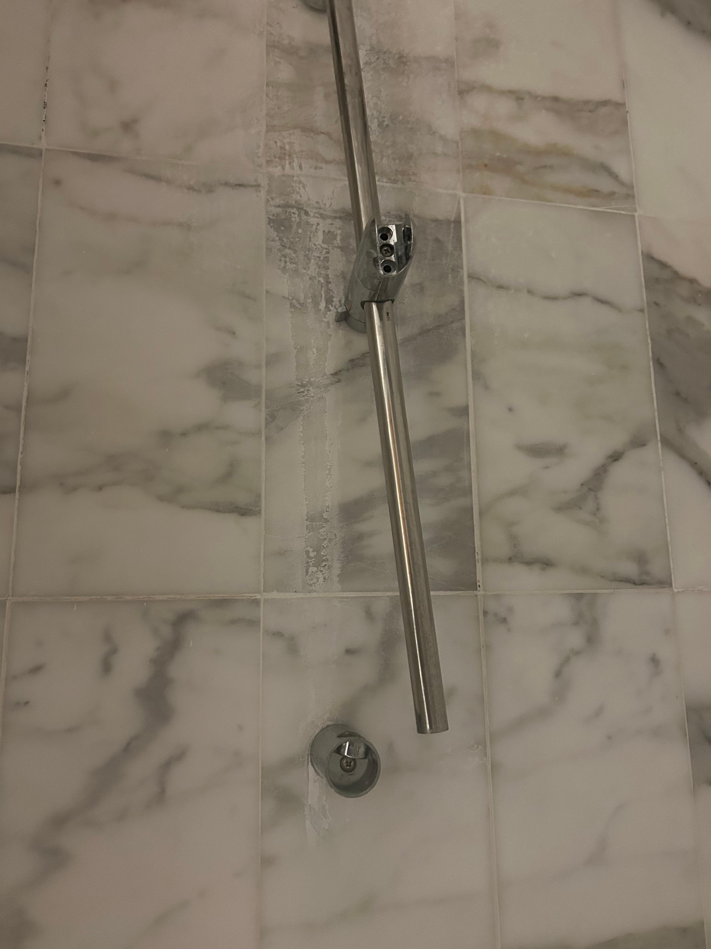 Den Duschkopf hat mein Mann repariert ( von Rezeption kam niemand) aber die Duschstange musste erneuert werden 