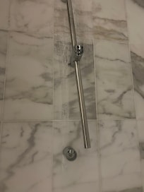 Den Duschkopf hat mein Mann repariert ( von Rezeption kam niemand) aber die Duschstange musste erneuert werden