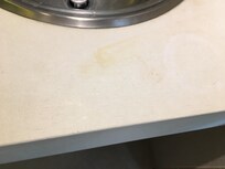 Trace sur le meuble du lavabo que l’on a très bien retiré en le nettoyant nous mêmes