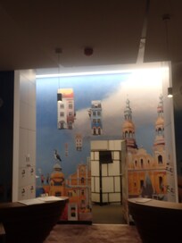 Vegg dekor bak resepsjonistene.