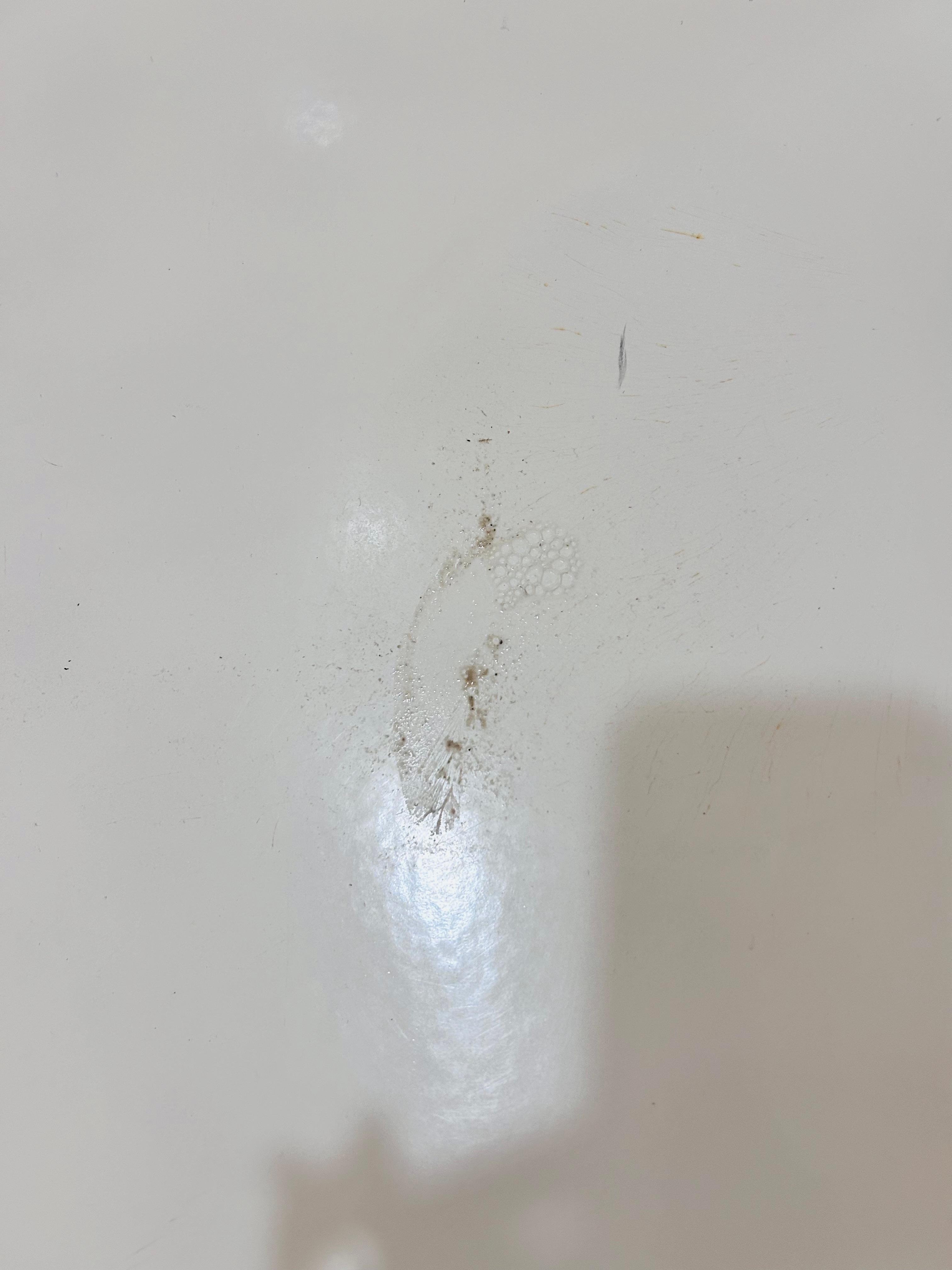Greasy dirt in the tub 