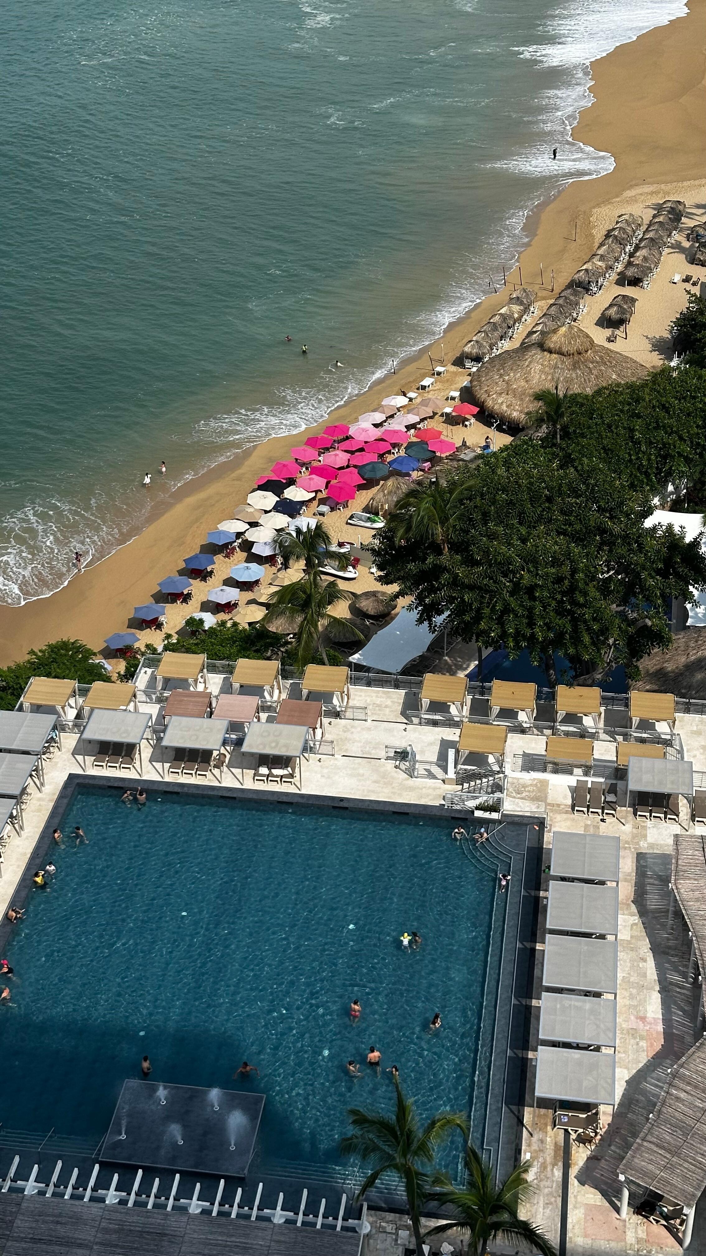 La mafia de los que rentan sombrillas invaden las palapas del hotel en la playa parece tianguis contaminan mucho 