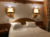 Chambre chaleureuse et cosy. Lit et linge de lit très très agréable.