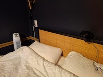 Mon ventilateur USB (perché sur la tête de lit) était plus efficace que la tour de l'hôtel (j'ai aussi essayé de la surélever, mais dans ce cas le léger flux d'air passait au dessus de moi...)