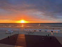 Durchs offene Panoramafenster den Sonnenuntergang bewundern - einfach nur herrlich.