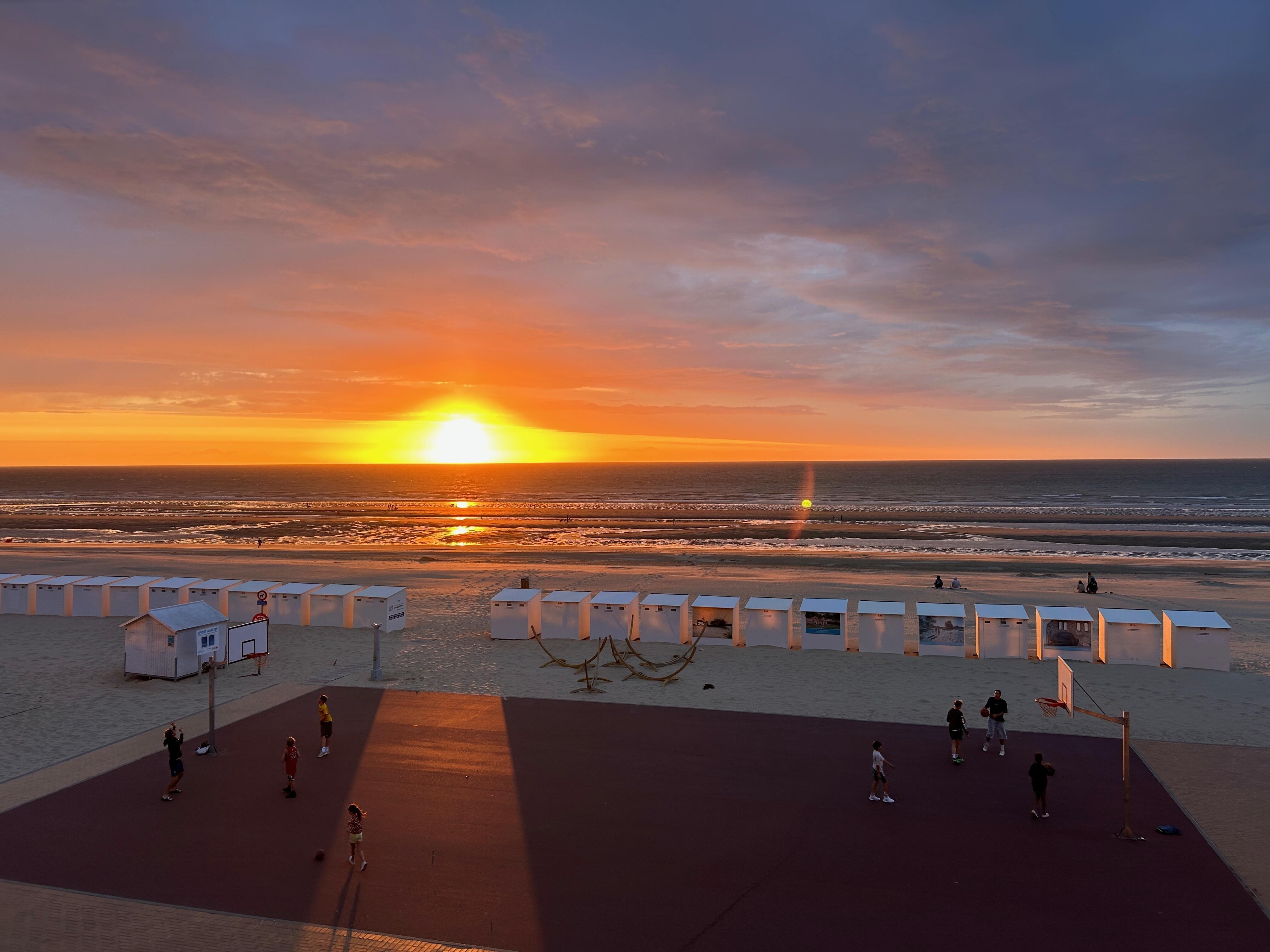 Durchs offene Panoramafenster den Sonnenuntergang bewundern - einfach nur herrlich.