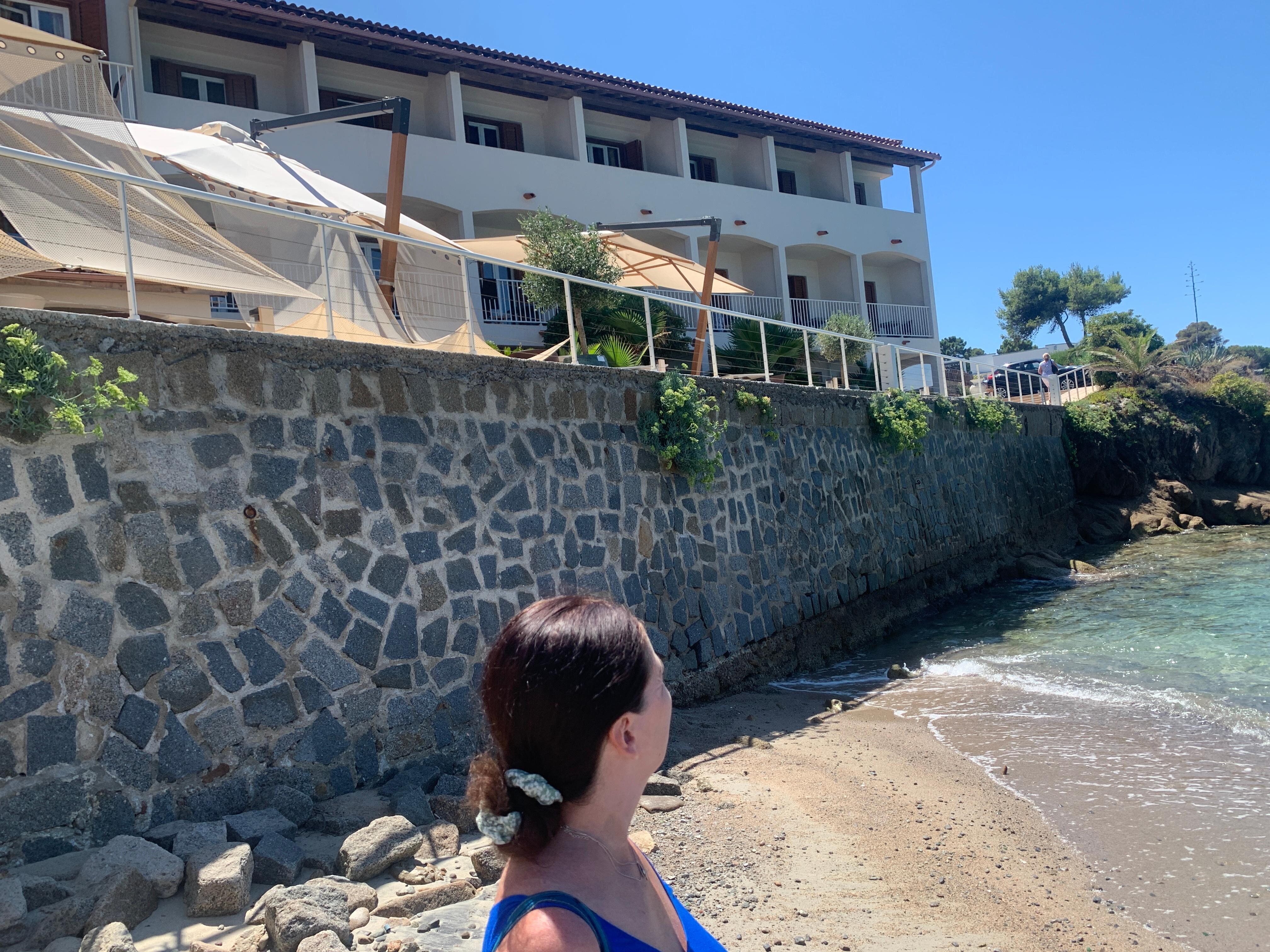 L’hôtel vu de sa plage