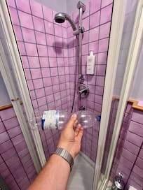 Aquarium für kleine Zierfische: Super klein (Messen Sie anhand einer PET-Flasche nach, ob sie da durchpassen. Dann noch schwarzer Schimmel in den Fugen am Boden.