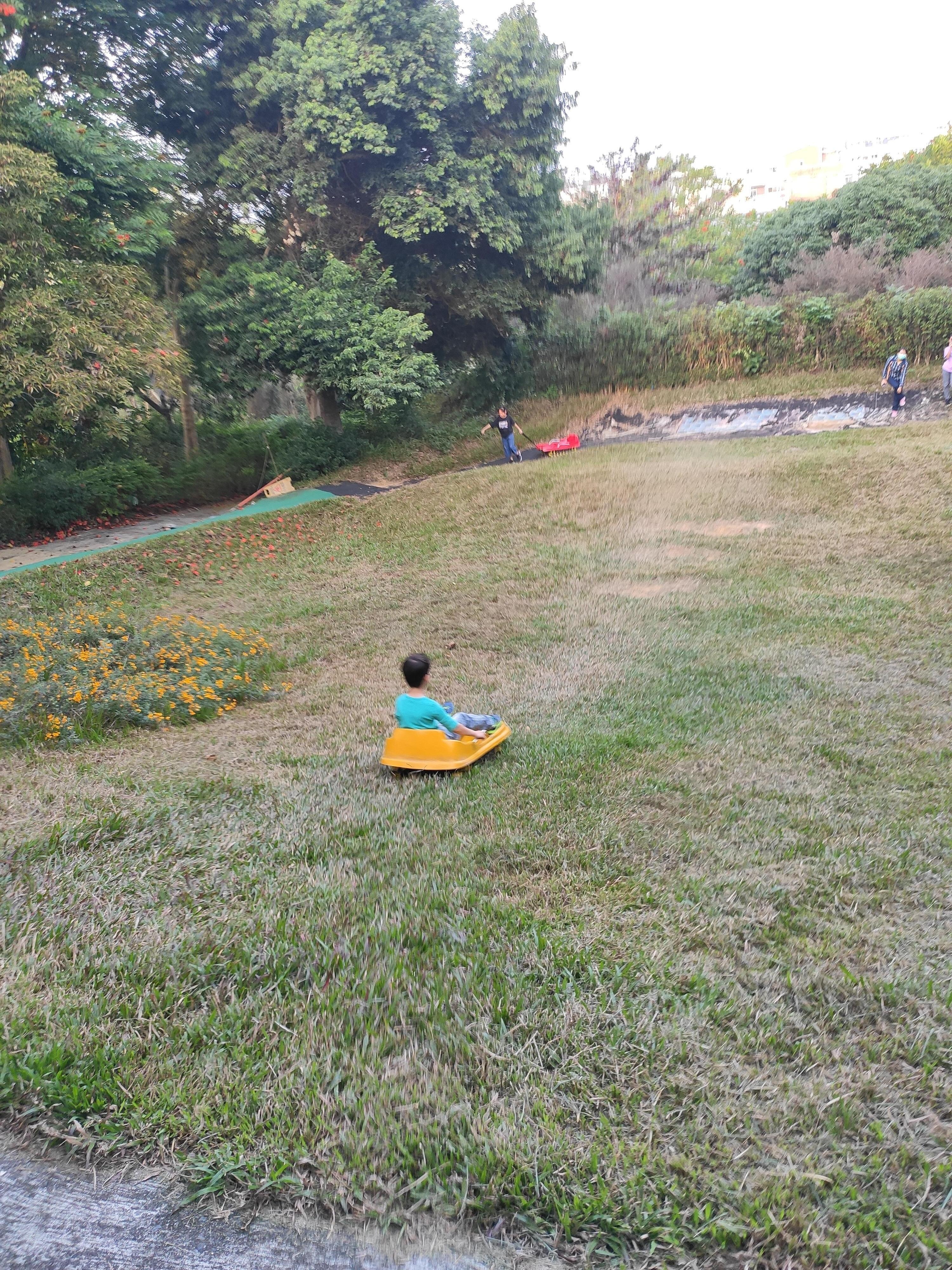 滑草好玩，拉滑板很累，小黑蚊很多。