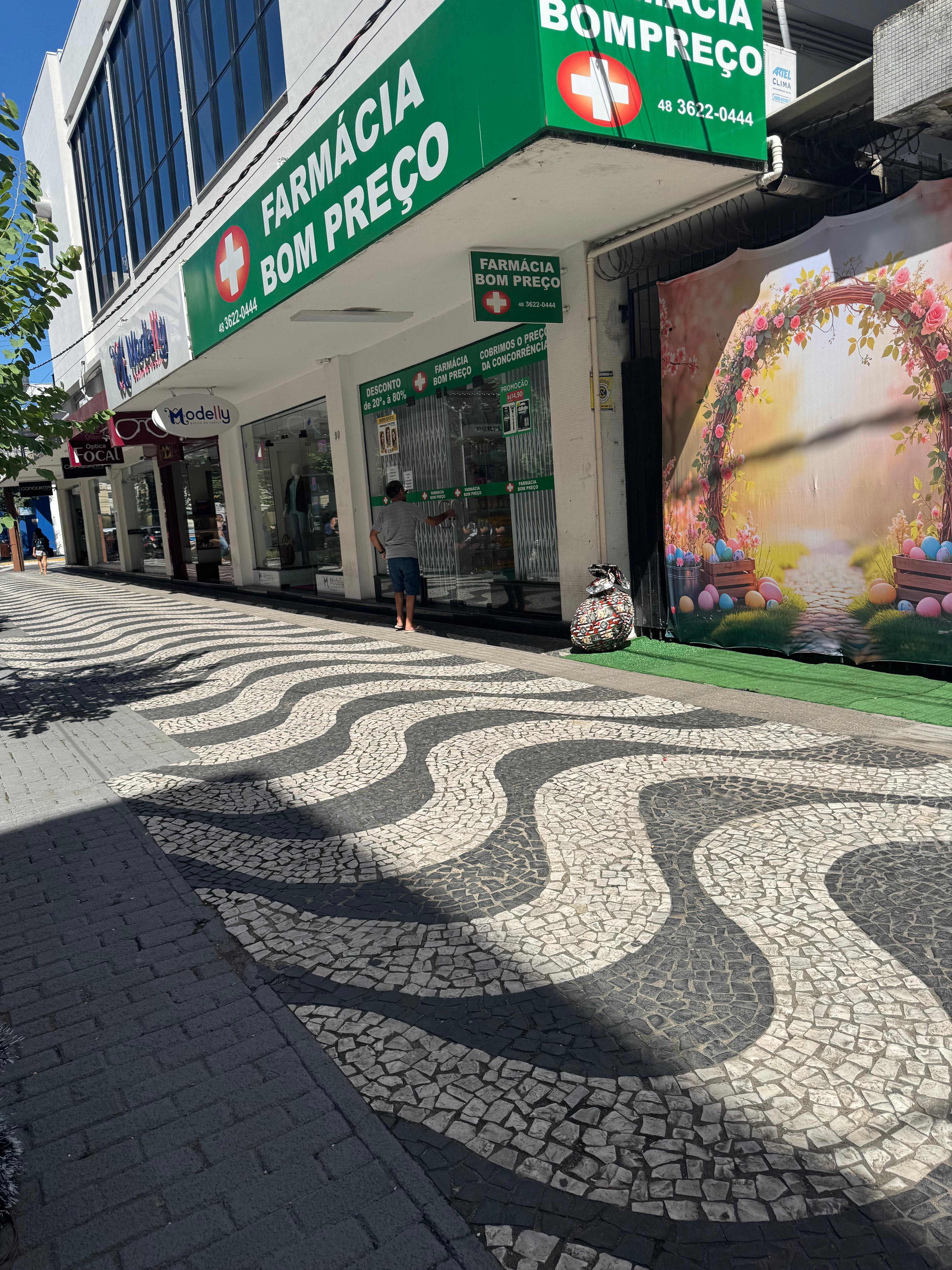 Calçadão em frente ao hotel 