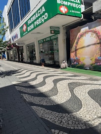 Calçadão em frente ao hotel