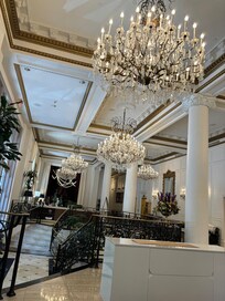 Parte del lobby, donde espere para hacer check in y ellos guardaron mi equipaje en el Inter