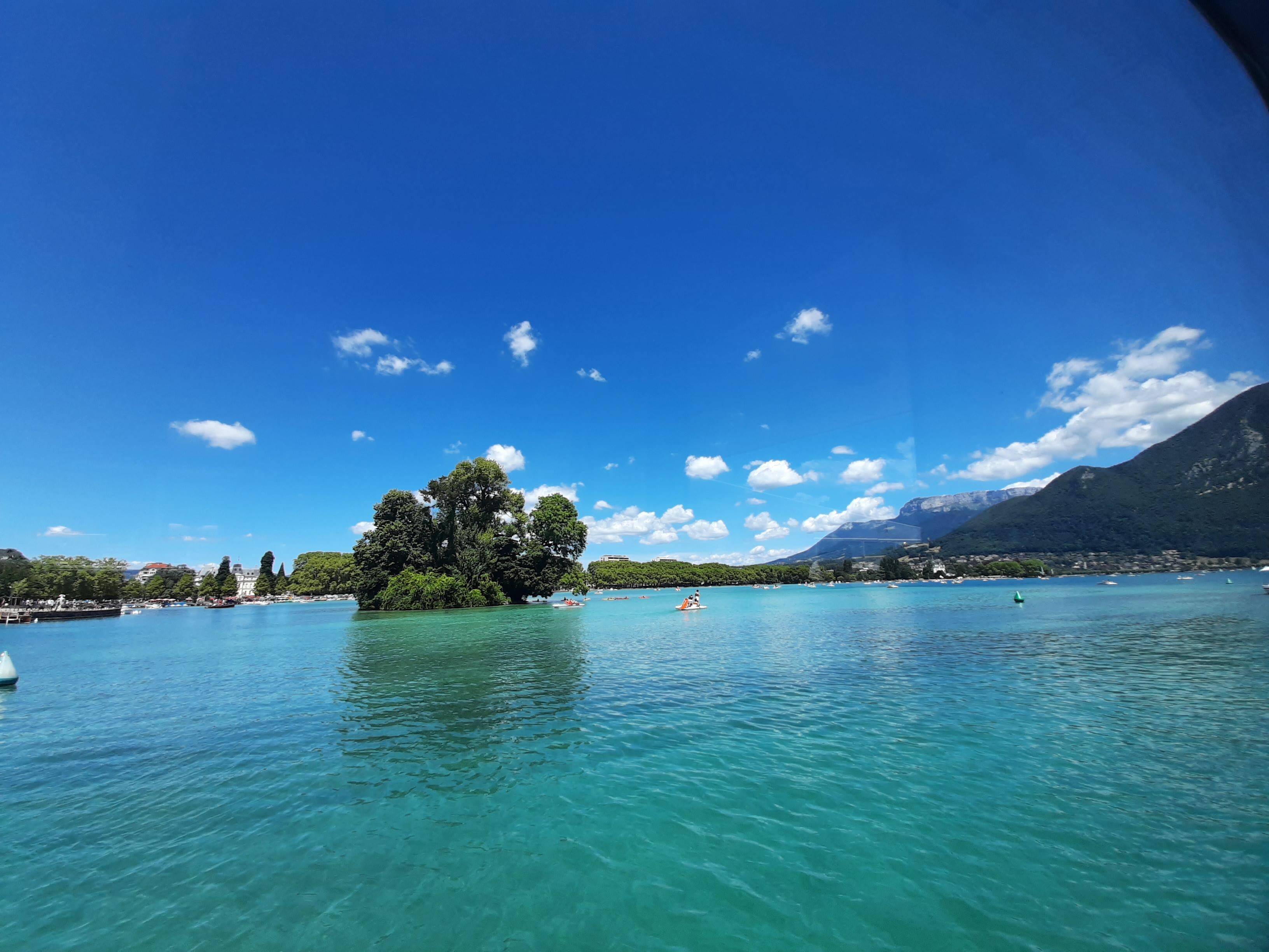 Auf dem See fahren Ausflugsschiffe, mehr Spaß macht mit Kindern aber SUP oder Tretboot (mit Rutsche!) fahren.