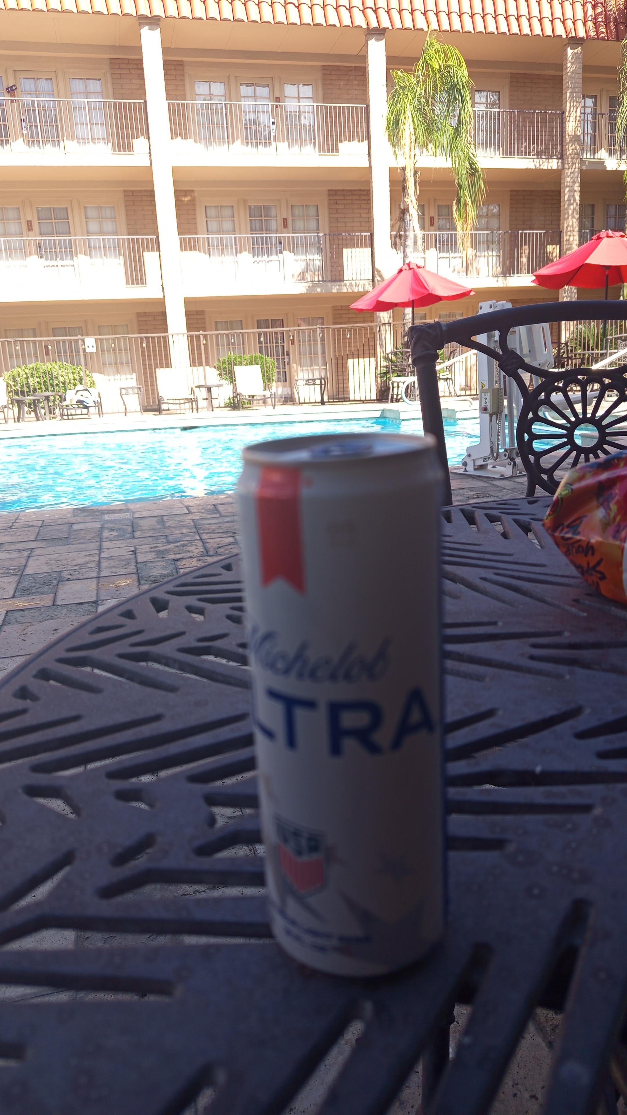 Alberba en buenas condiciones , puedes meter alimentos pero que no sean de vidrio 