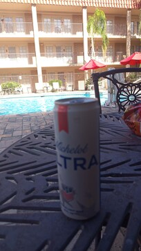 Alberba en buenas condiciones , puedes meter alimentos pero que no sean de vidrio