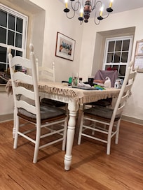 The dining area. There are also four seat seats of the kitchen island.