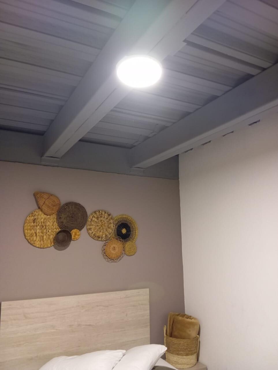 Habitacion sin iluminacion natural parecia una celda y se escuchaba mucho ruido de las demas habitaciones (peor que un motel)