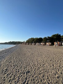 Plajı güzel ama deniz bulanık. Şezlonglara içecek servisi güzel, genel olarak otelin barmenleri çok iyi.