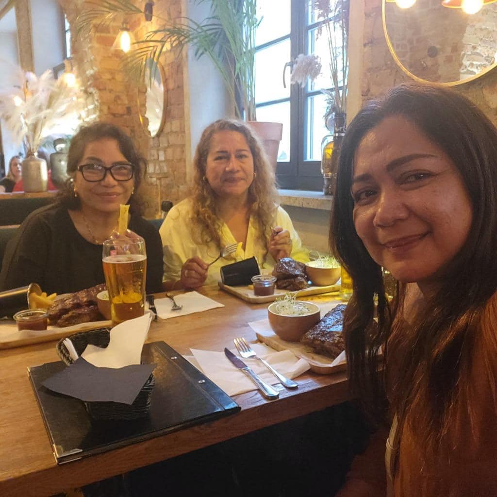 Nyder en aftensmad i deres restaurant 