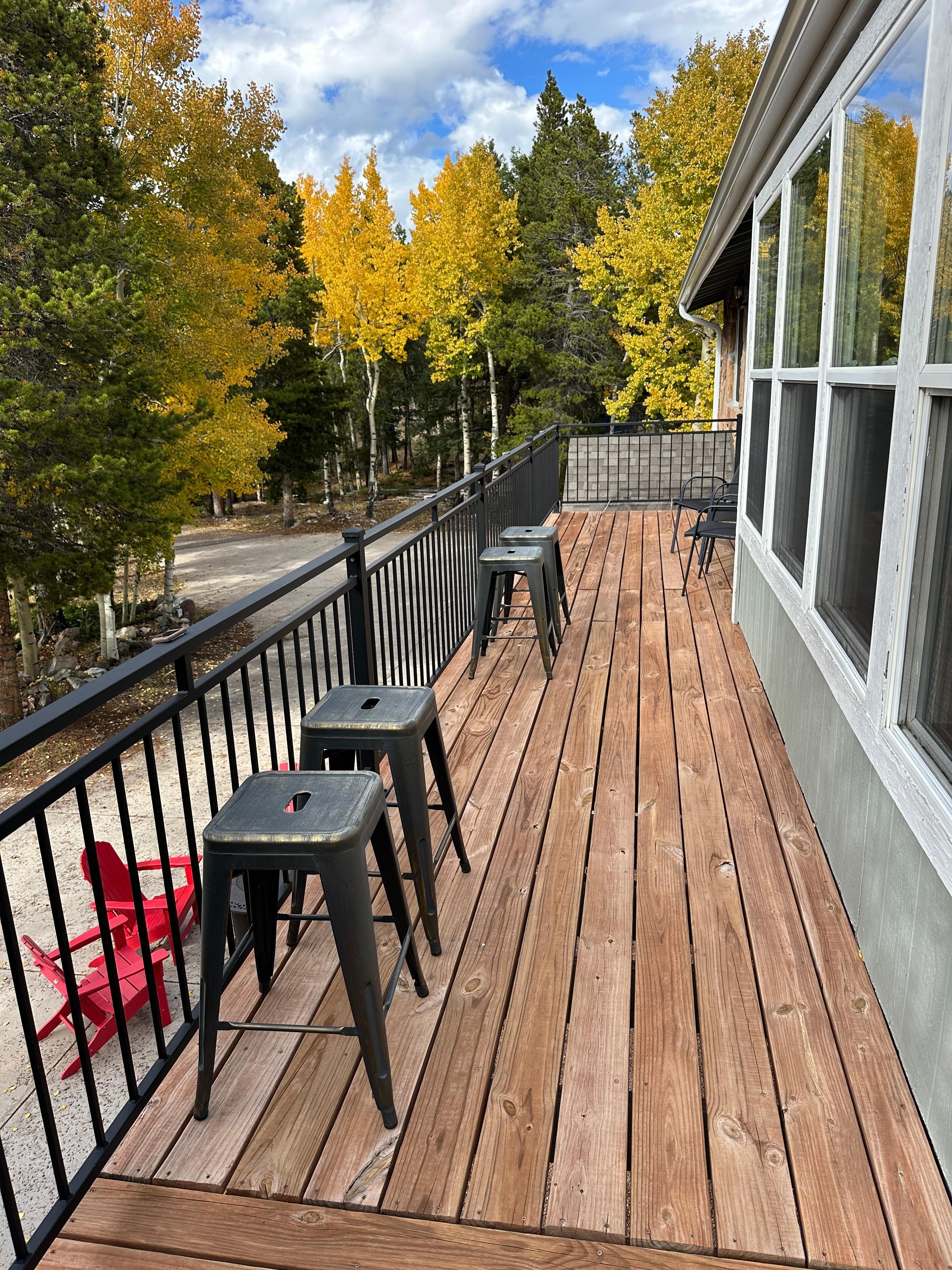 Side deck with foliage 