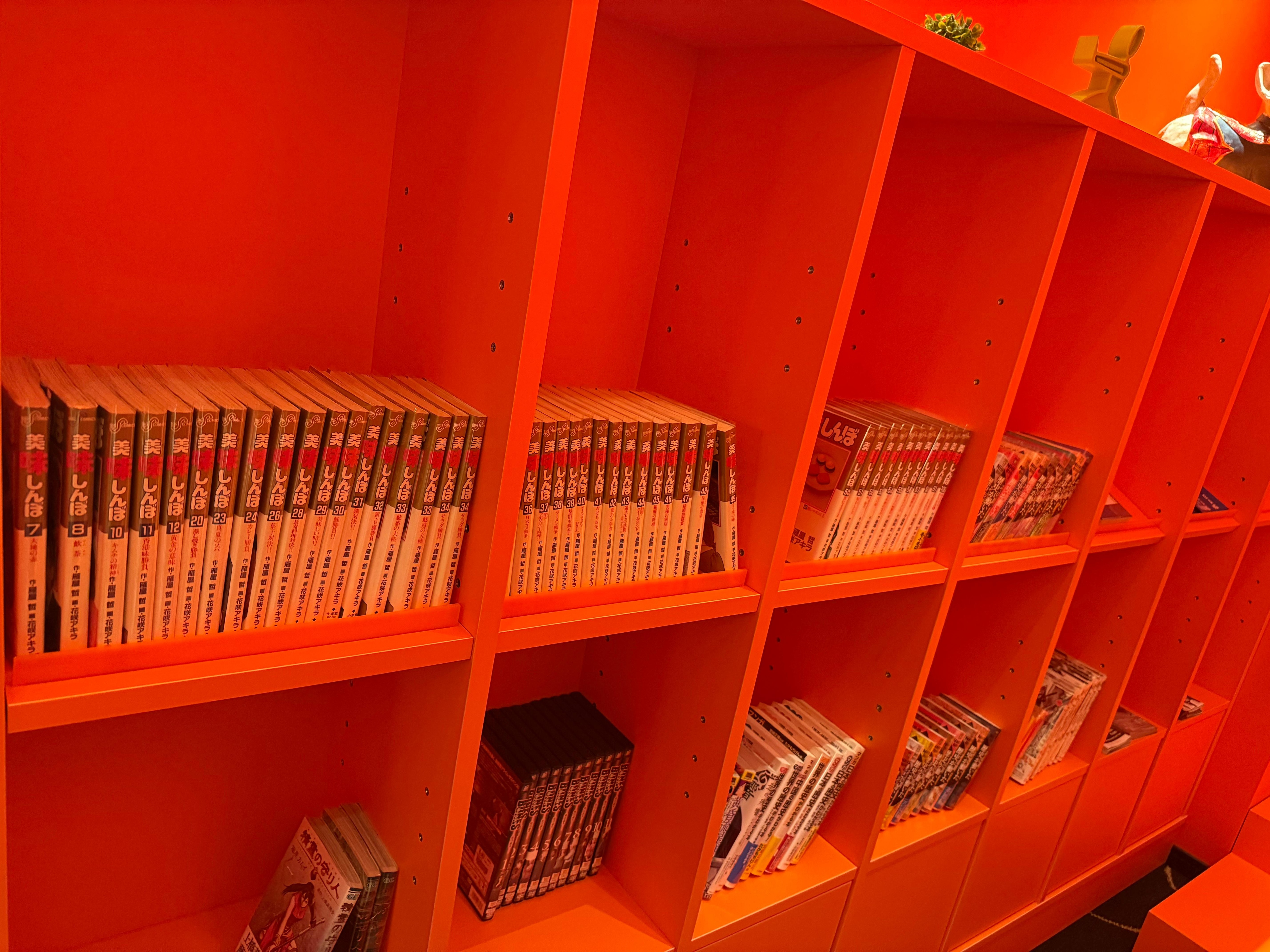 There’s a bookshelf with manga, and another one with snacks and games.