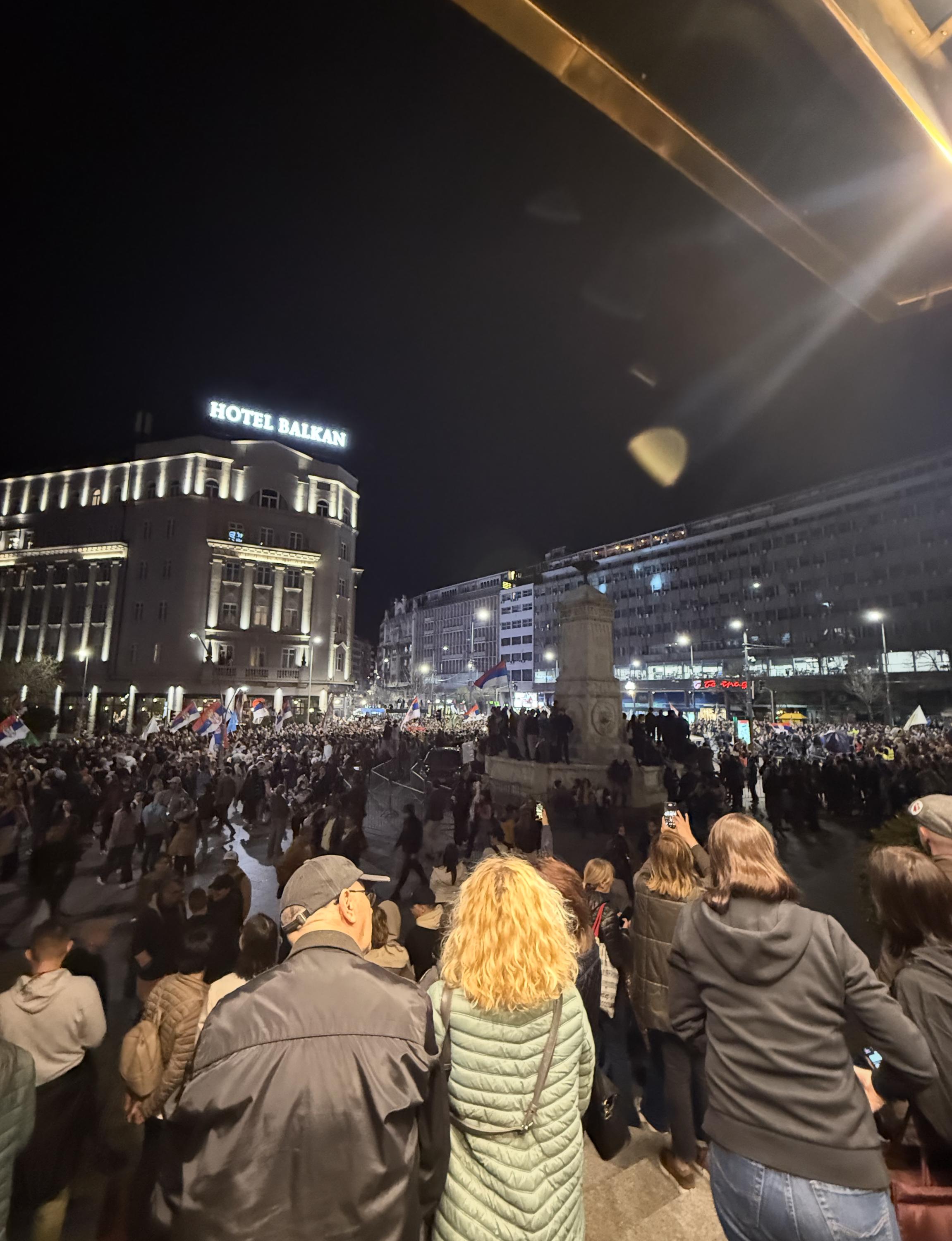 Otel içi ve dışının eylemciler tarafından dolduğu sırada otelin önünden bir fotoğraf.