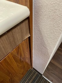 壁紙が剥がれています