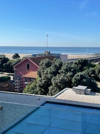 Aussicht vom Zimmer, strandseitig, rechts ist der Hafen , nicht im Bild