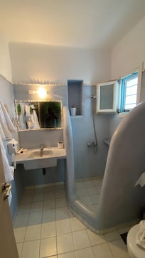 Salle de bain.
Sale , pommeau de douche cassé, pas de rideau, indigne d'un 4*
