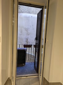 Understand why no close up pics of kitchen balcony in listing.