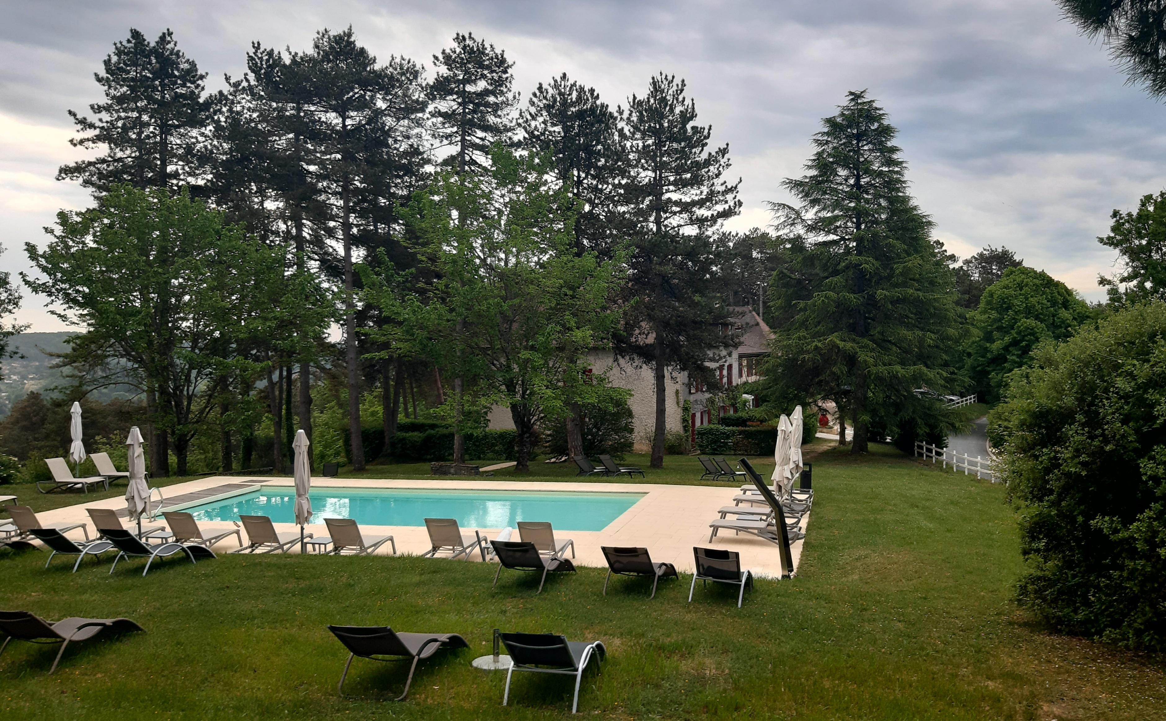 Hotel-Pool mit Liegewiese