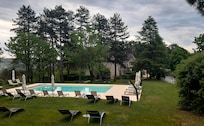 Hotel-Pool mit Liegewiese